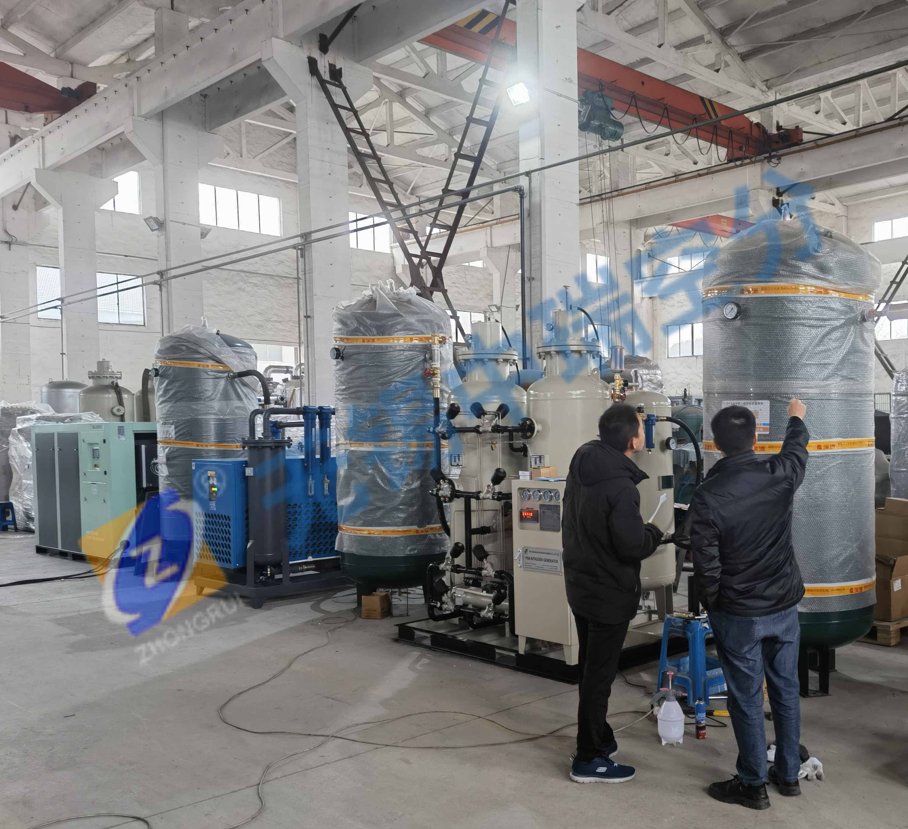 整套高純度制氮機發(fā)貨前，客戶來工廠實地驗貨及學(xué)習(xí)，無錫中瑞空分全力提供優(yōu)良服務(wù)